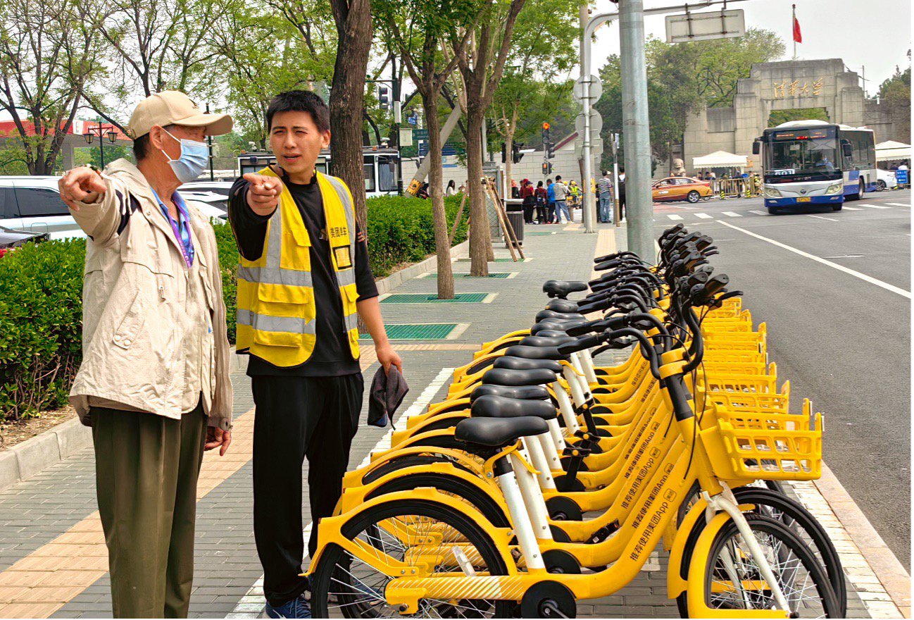 遇到遊客問路，魏江龍熱心解答。 祖思/攝