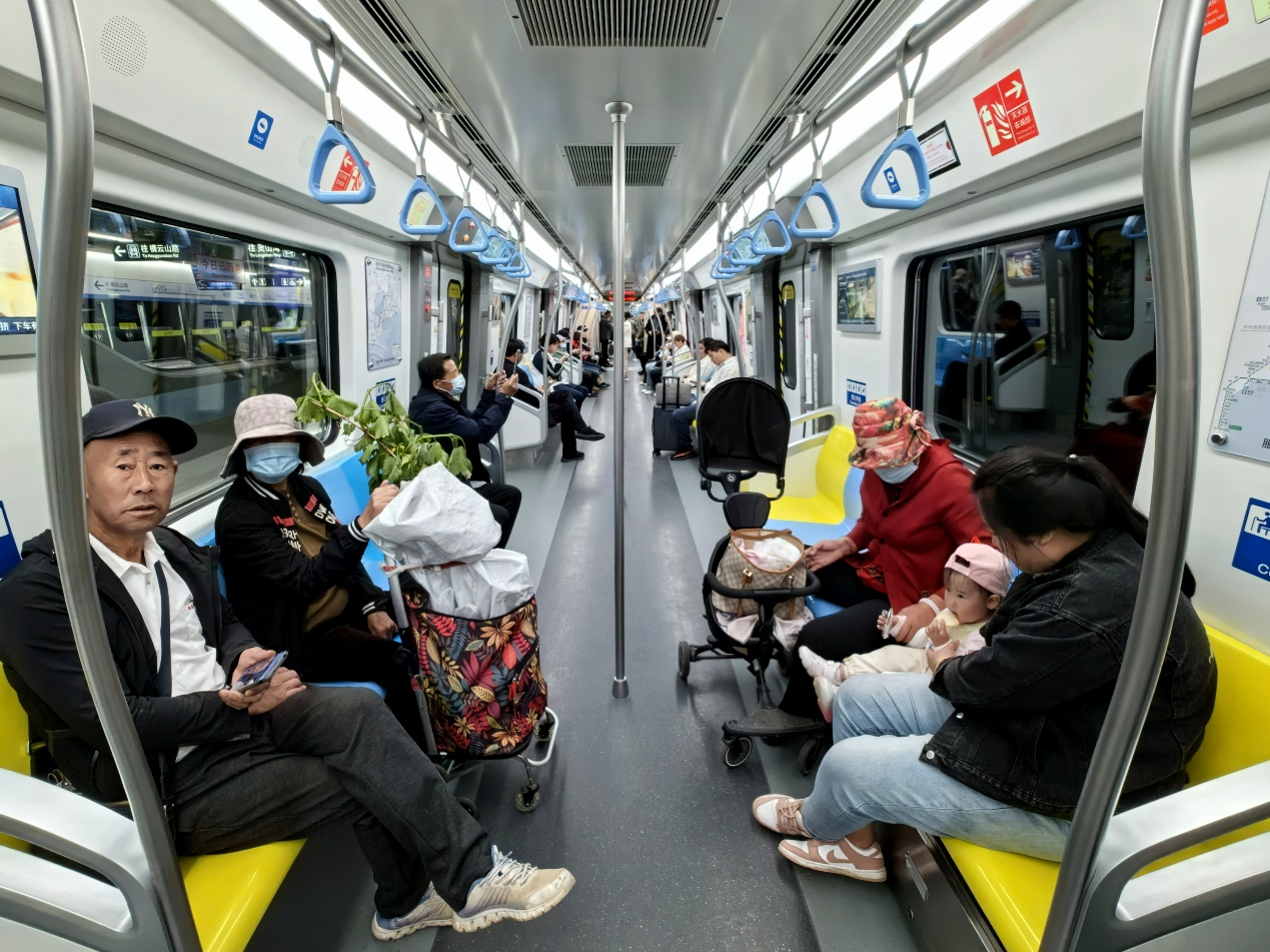 青島市民體驗青島地鐵6號線正選列車。新京報齊超 攝