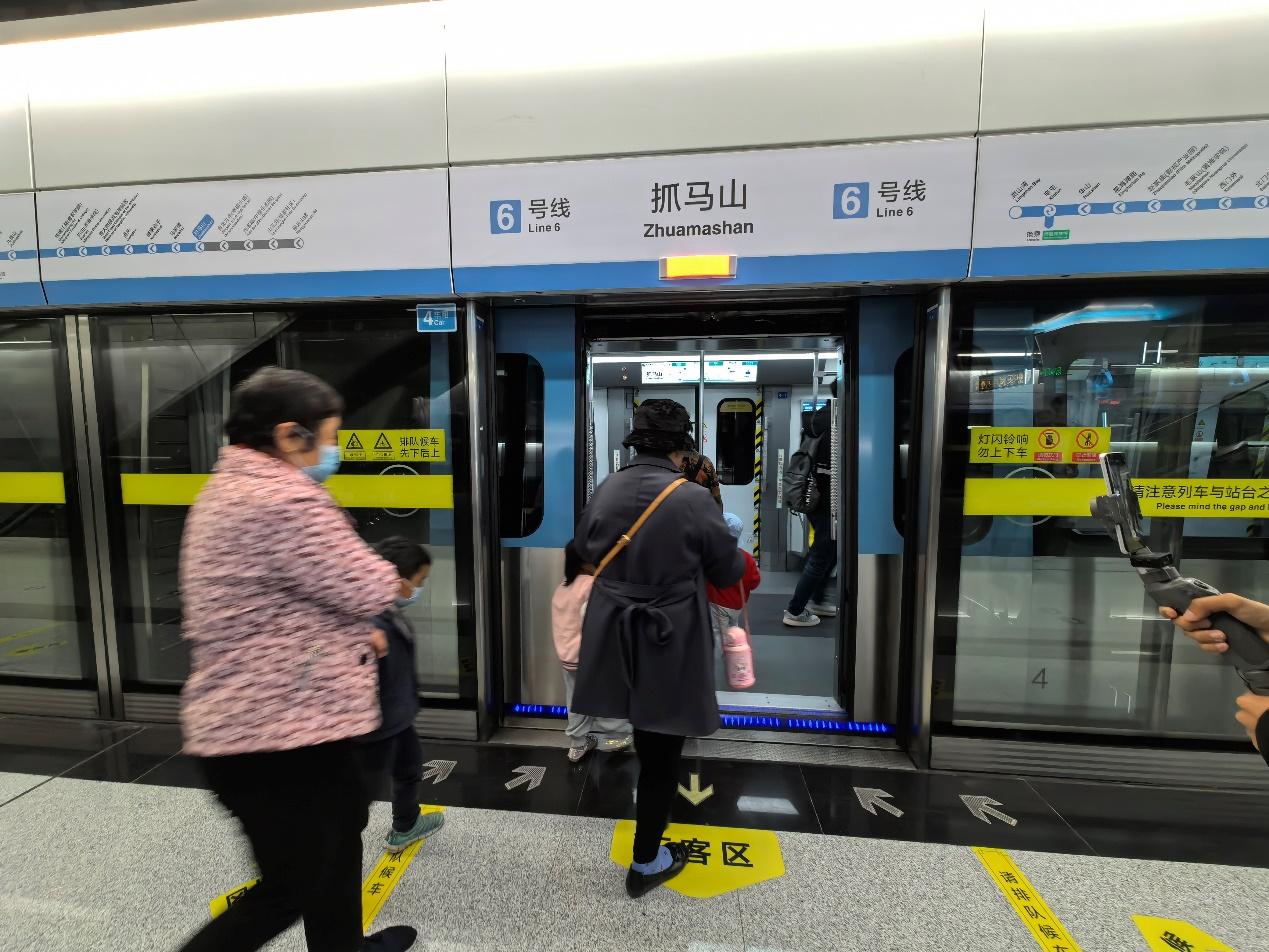 青島市民從地鐵6號線抓馬山站乘坐首趟地鐵。新京報齊超 攝