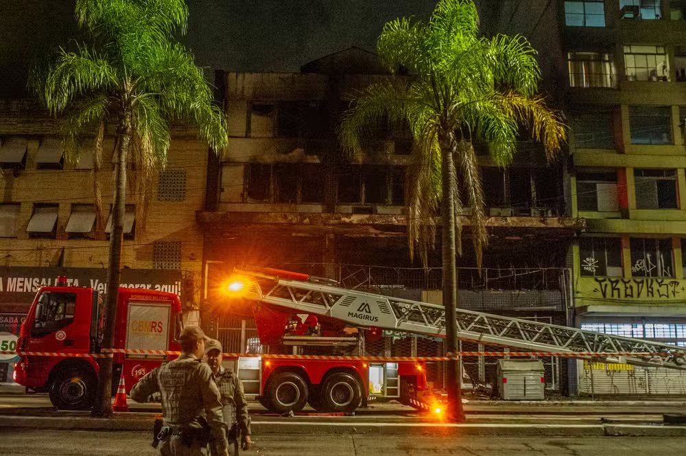 巴西东南部一酒店发生火灾 造成至少10人死亡