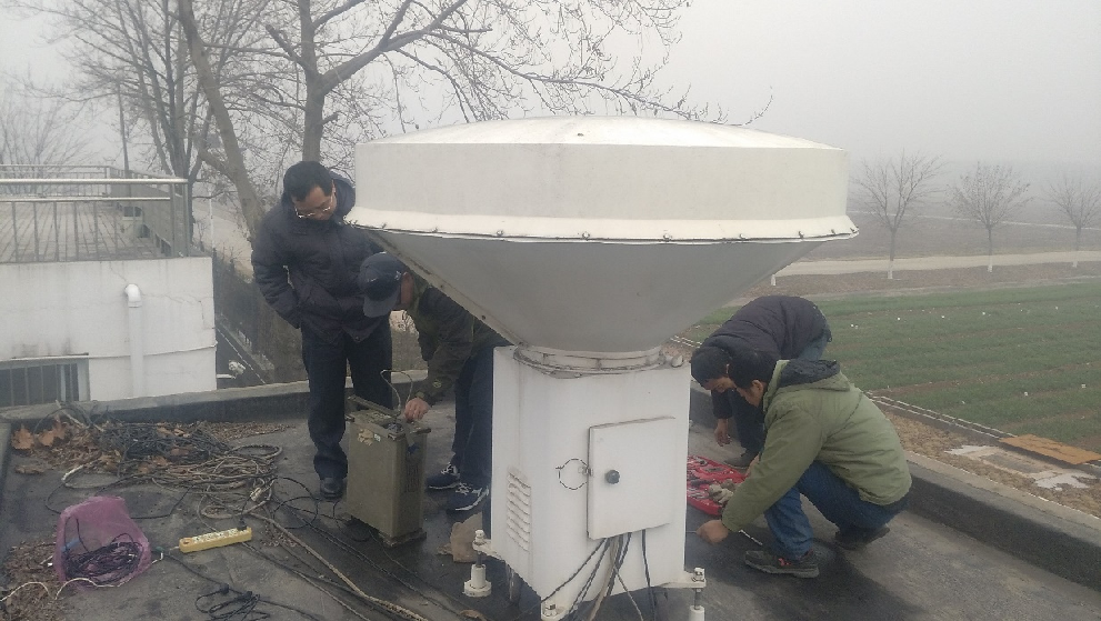 2017年1月1日在新鄉河南農科院基地，團隊成員和工程師們標定昆蟲雷達的發射功率。受訪者供圖