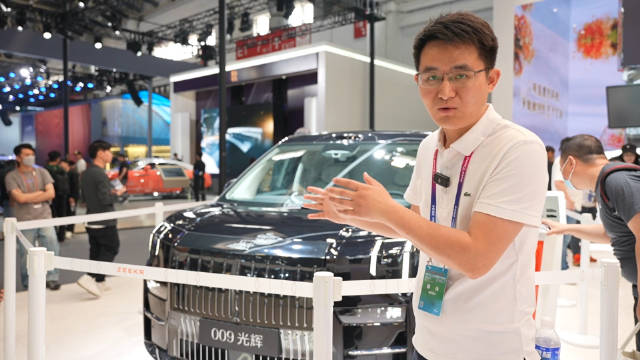 提起极氪009光辉版总有一种亲切感，好似是自己的专属座驾…