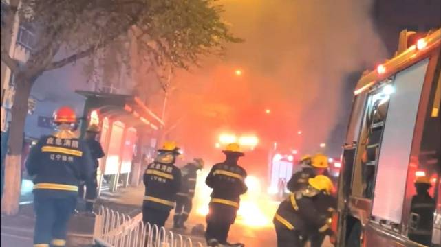 昨晚锦州市古塔区街头一辆电动车发生自燃，消防人员及时赶赴现场施救