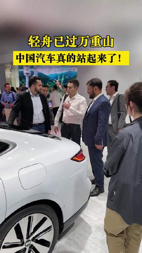 2024北京国际车展上，外国朋友们竟然自带起了尺子，在车展现场测量起了国产车