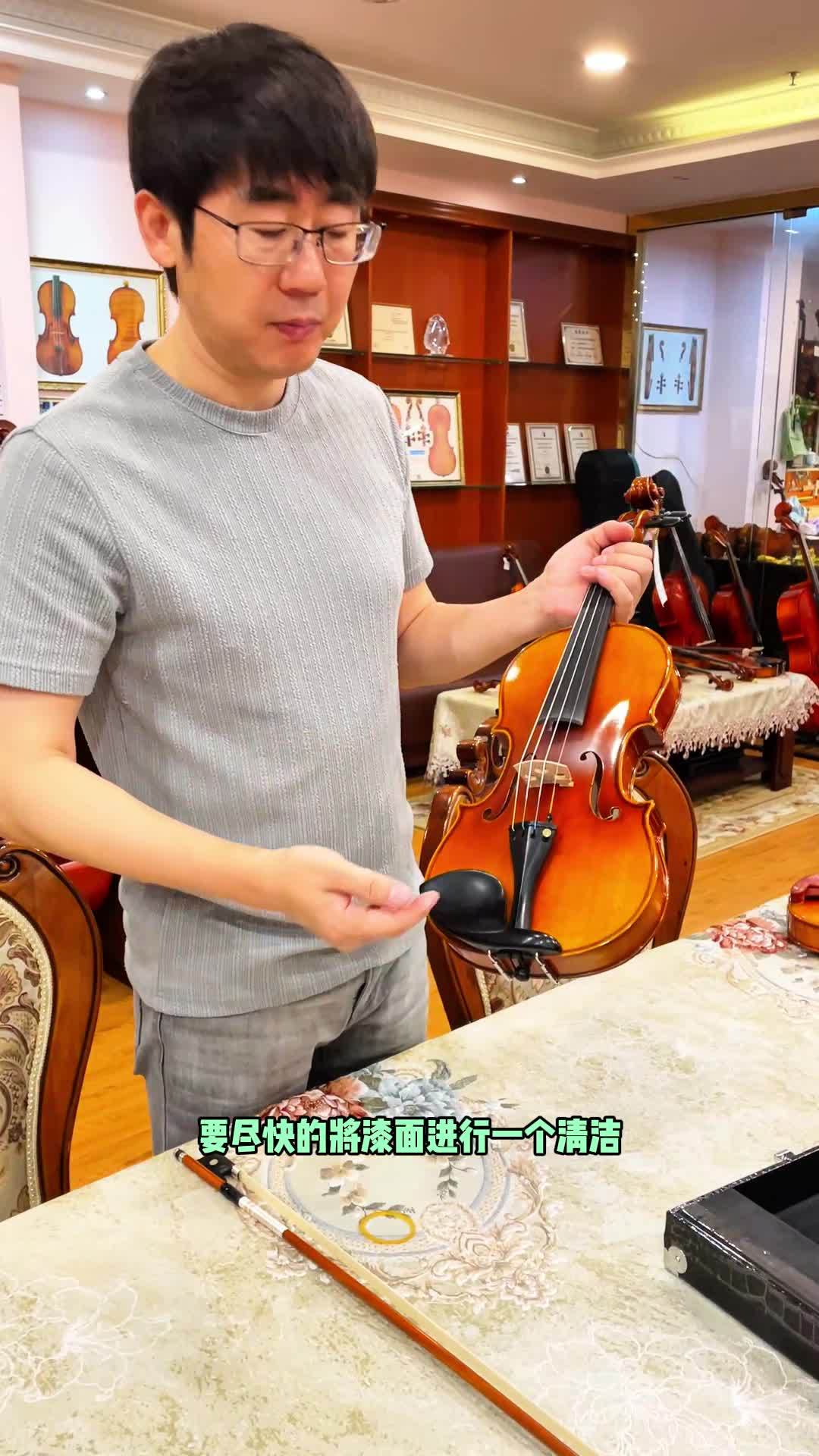 提琴在寄出前，陈磊老师偷偷做了哪些工作？