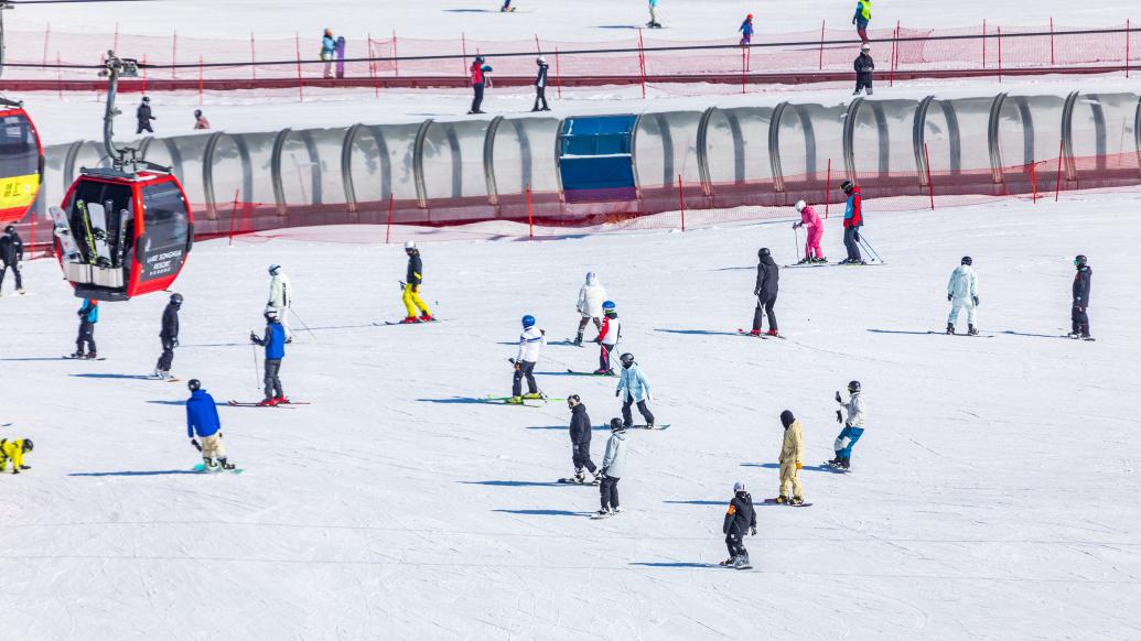 2024年3月3日，吉林，豐滿區大青山，遊客在萬科鬆花湖渡假區滑雪場滑雪。視覺中國 圖