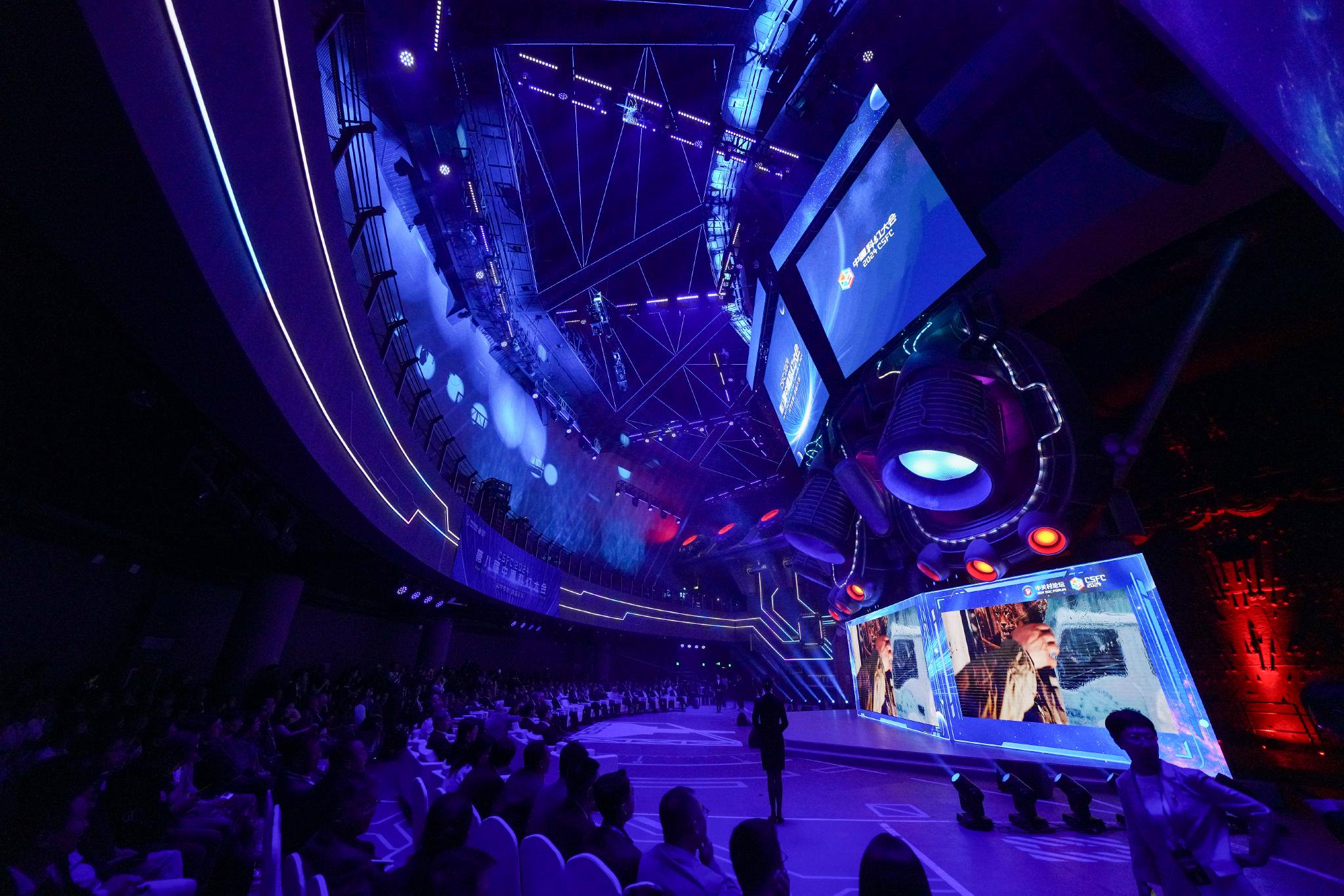4月27日上午，一場融合聲光電技術的人屏互動科幻短劇《探夢未來》拉開了2024第八屆中國科幻大會的大幕。石景山區供圖