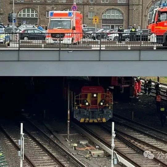 一工程车在德国汉堡中央车站卡在桥下并脱轨