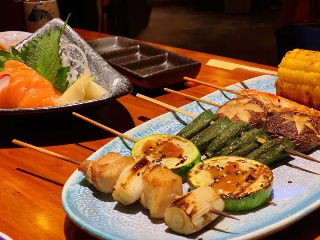 自己做寿司配什么菜好 bac0-e9ad557a0eb8b4d011bc714075dccb6f.jpg