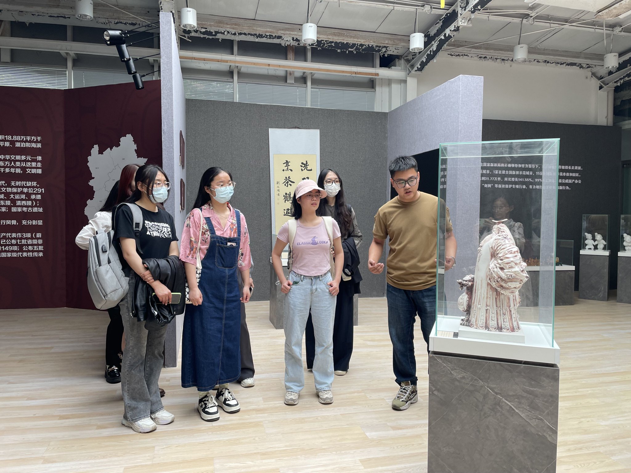 同學們參觀河北展廳。新京報記者徐彥琳 攝
