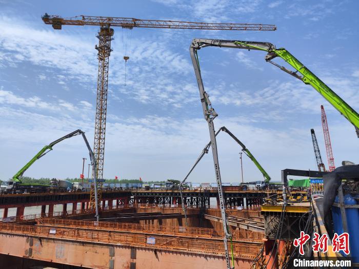 池州长江公铁大桥首个主墩承台浇筑完成