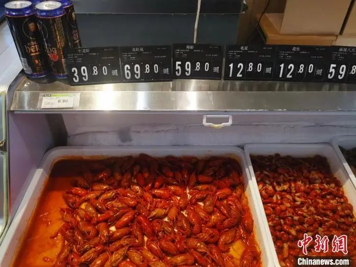 超市里卖的熟食小龙虾。中新网记者 谢艺观 摄