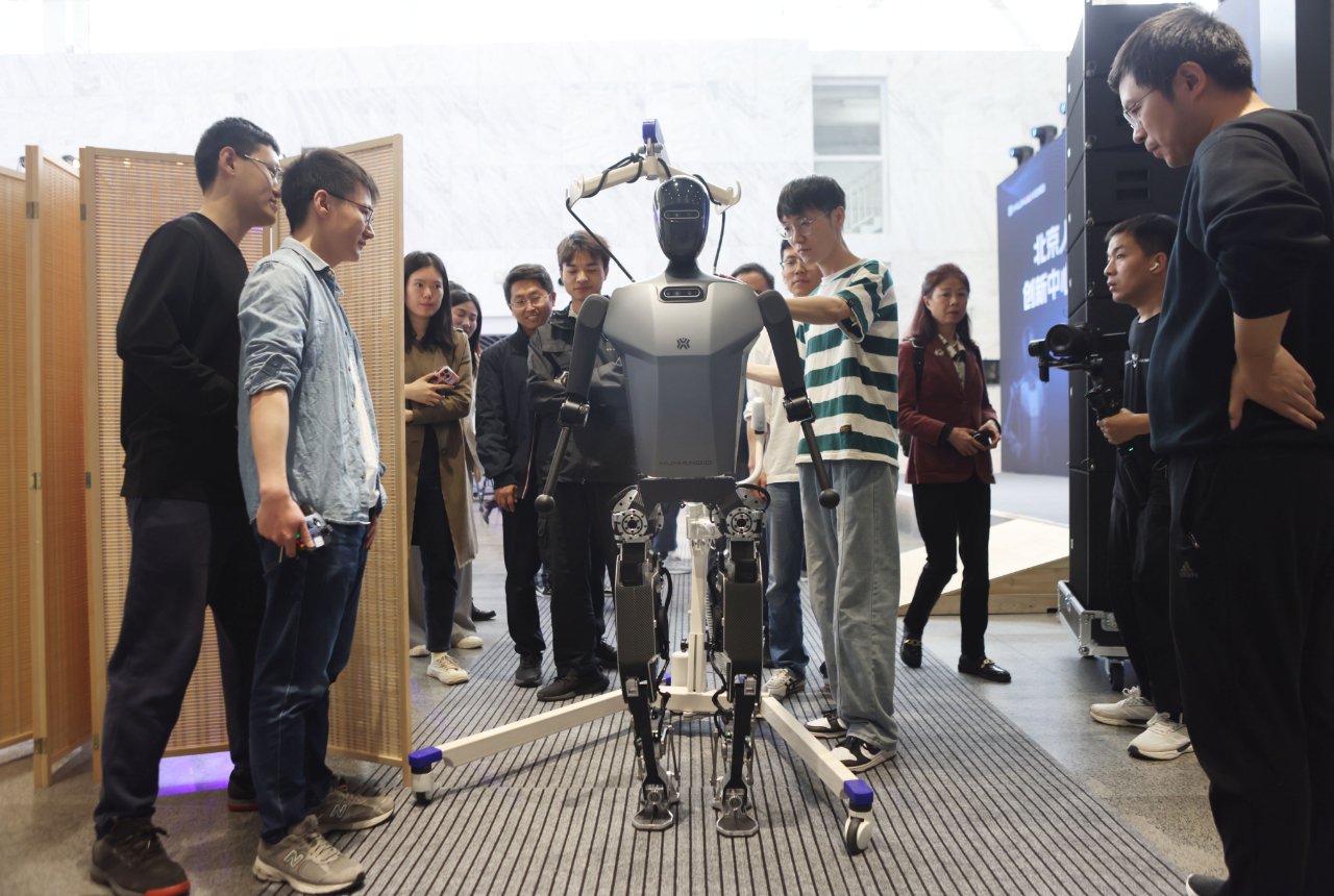 4月27日，北京人形機器人創新中心在北京亦莊發佈自主研發的通用人形機器人母平台「天工」。新京報記者 李木易 攝