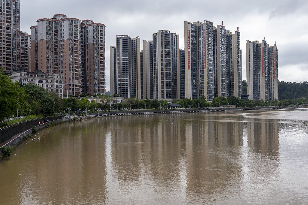 2024年4月28日，廣東揭陽，揭西縣城榕江南河上漲的江水變成了渾濁的黃褐色。視覺中國 圖