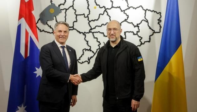 △澳州國防部長馬爾斯（左）與烏克蘭總理什梅加爾（右）