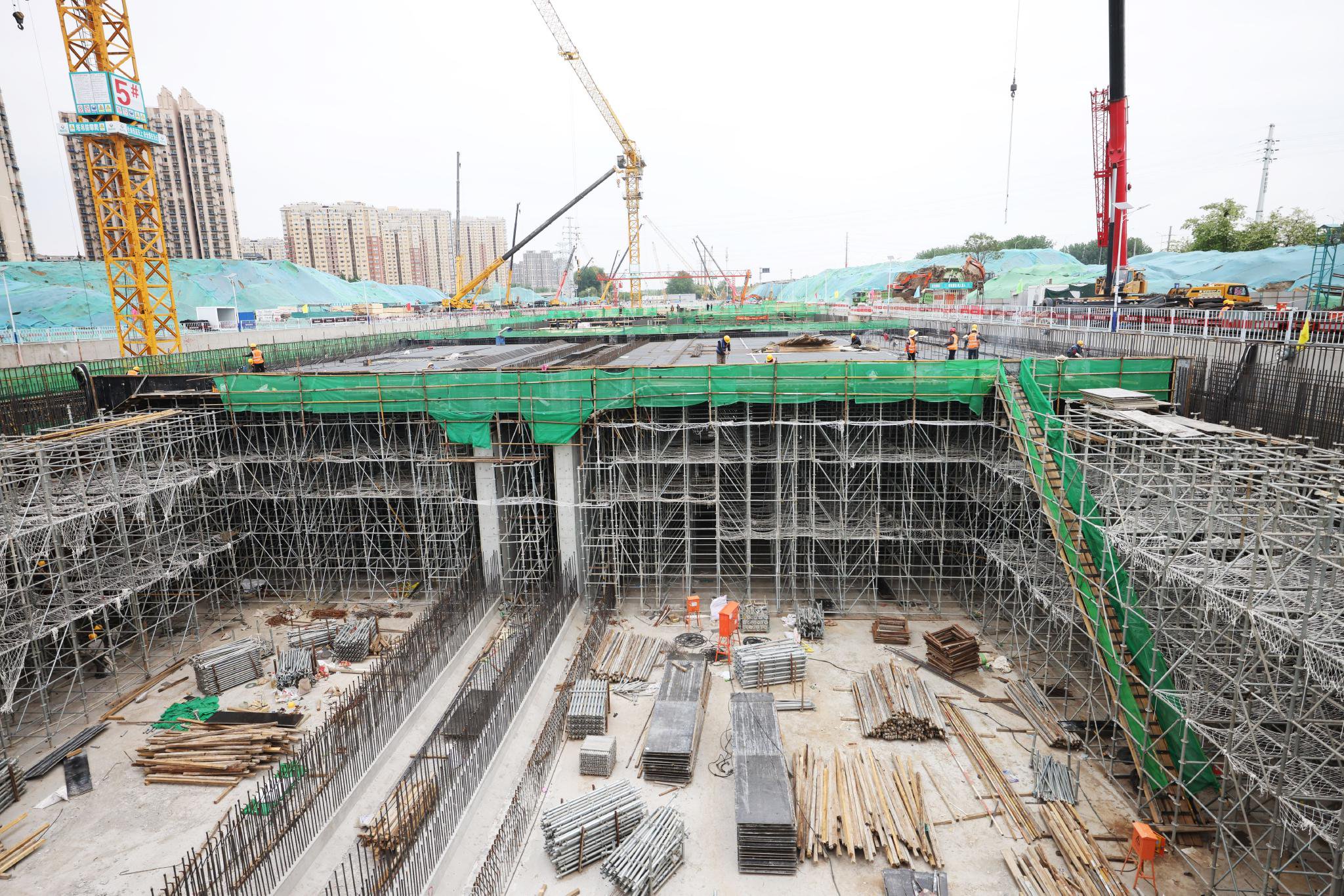 在東六環改造工程土橋立交的施工區域，工人們正在對明挖路段進行頂板施工。  新京報記者 王貴彬 攝