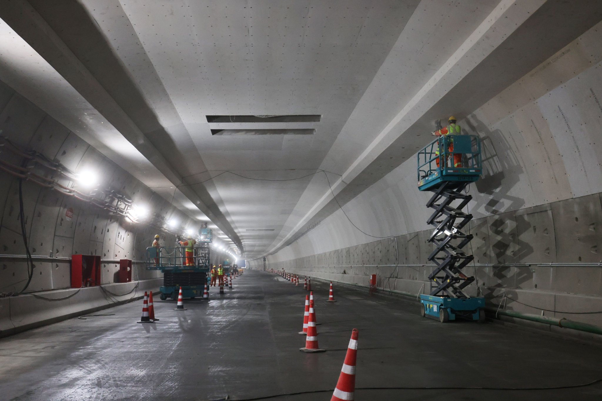 東六環入地工程左線隧道內，工人正在施工。  新京報記者 王貴彬 攝