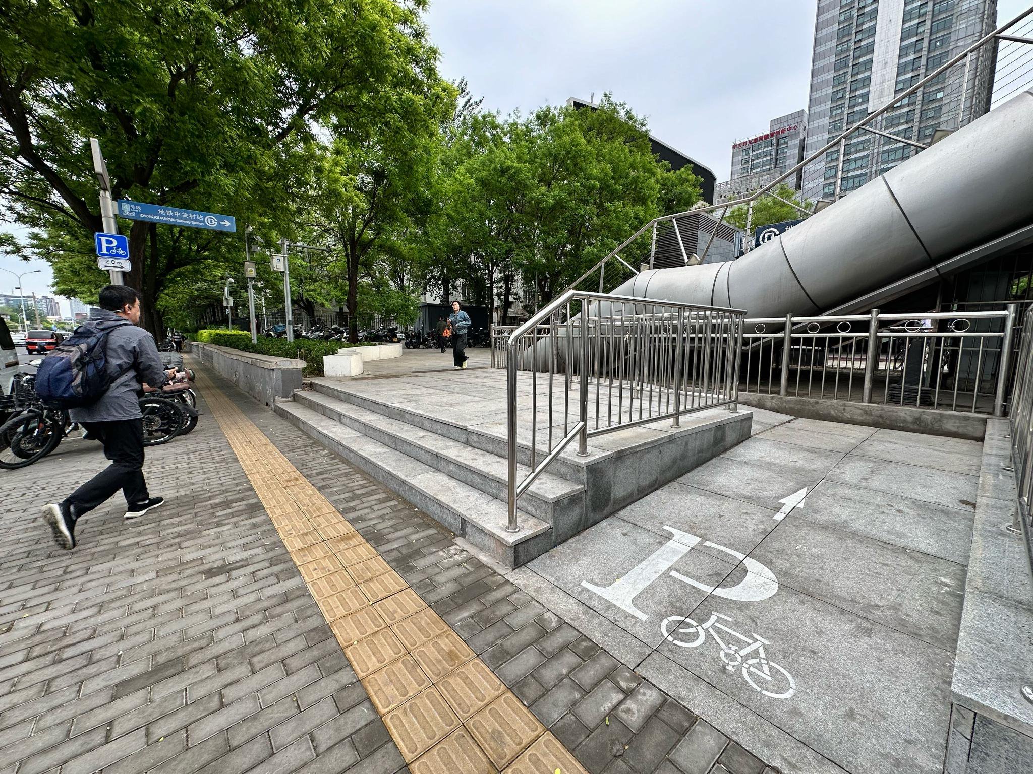 中關村地鐵站B口外的單車停放區修建了坡道，方便市民推車上下。新京報記者 裴劍飛 攝