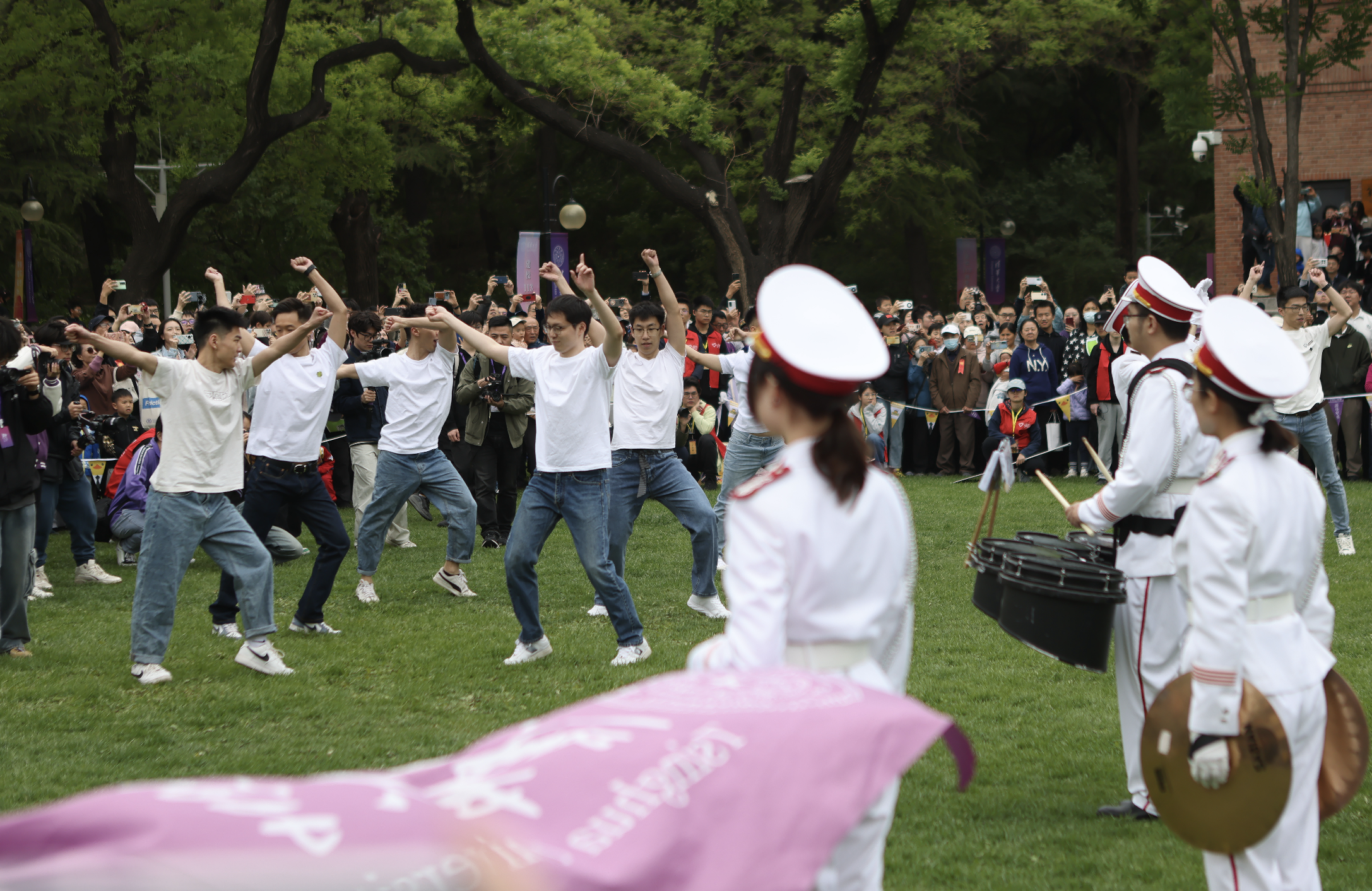 清華大學大草坪，參加校慶演出的男生伴隨著音樂翩翩起舞。新京報記者 李木易 攝