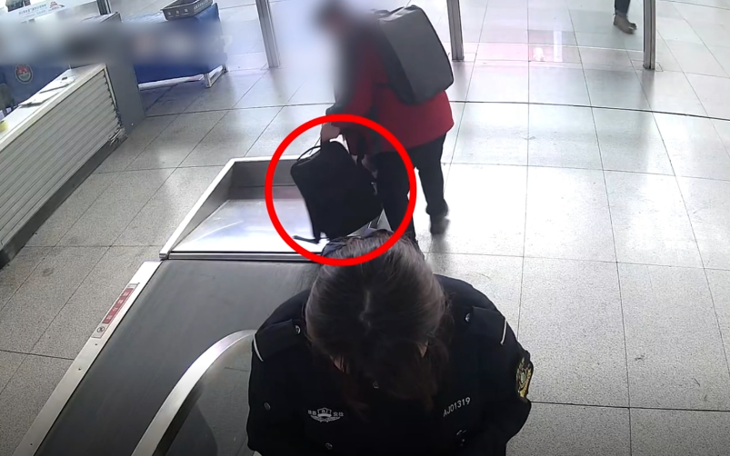 監視影片拍下的嫌疑人從安檢儀上拿走孫先生背包的畫面。圖源：北京鐵路公安處