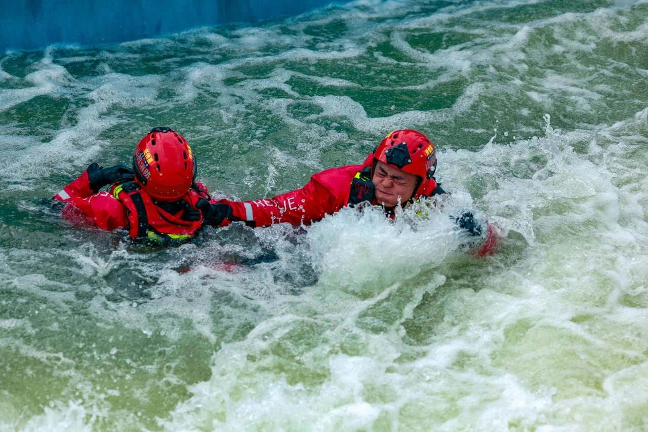 特勤大隊一站隊員在進行水域搜救訓練。 圖源：太原消防微信公眾號