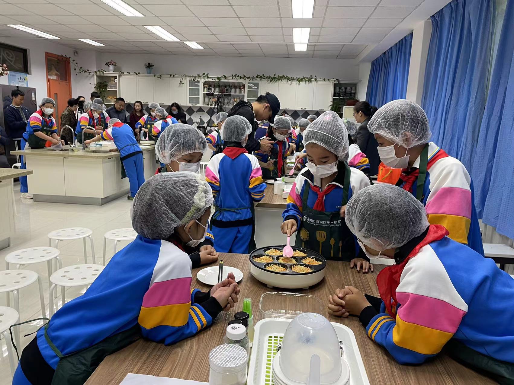 《土豆絲餅》勞動課堂展示。新京報記者 徐彥琳 攝