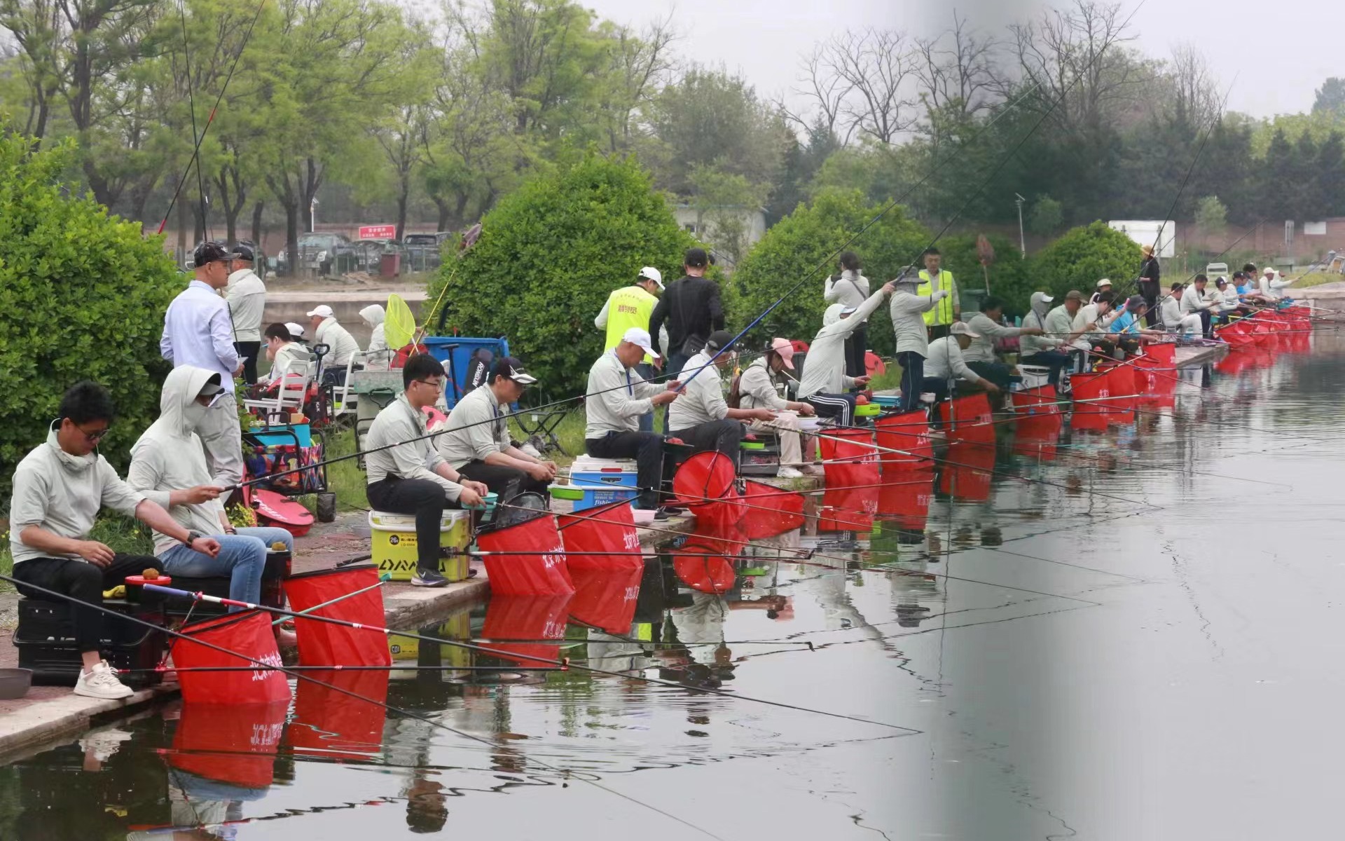 參賽家庭比拚手竿釣鯽魚和混養魚，各賽一場。 北京市體育局供圖