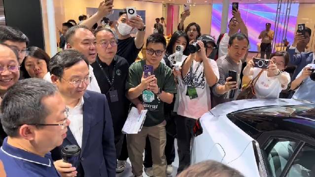 视频：北京车展 王传福看完轩逸 e-POWER 笑而不语