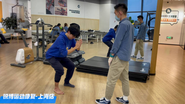 在上海店治疗的朋友，右踝踢球后崴了脚，导致距骨软骨损伤…