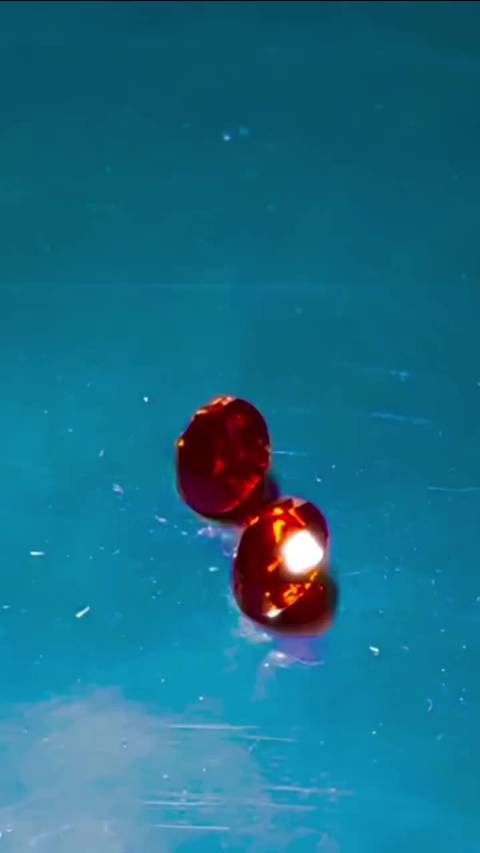 本月生辰石艳彩排面——orangey red diamonds 橙红彩钻，每颗1.5克拉…