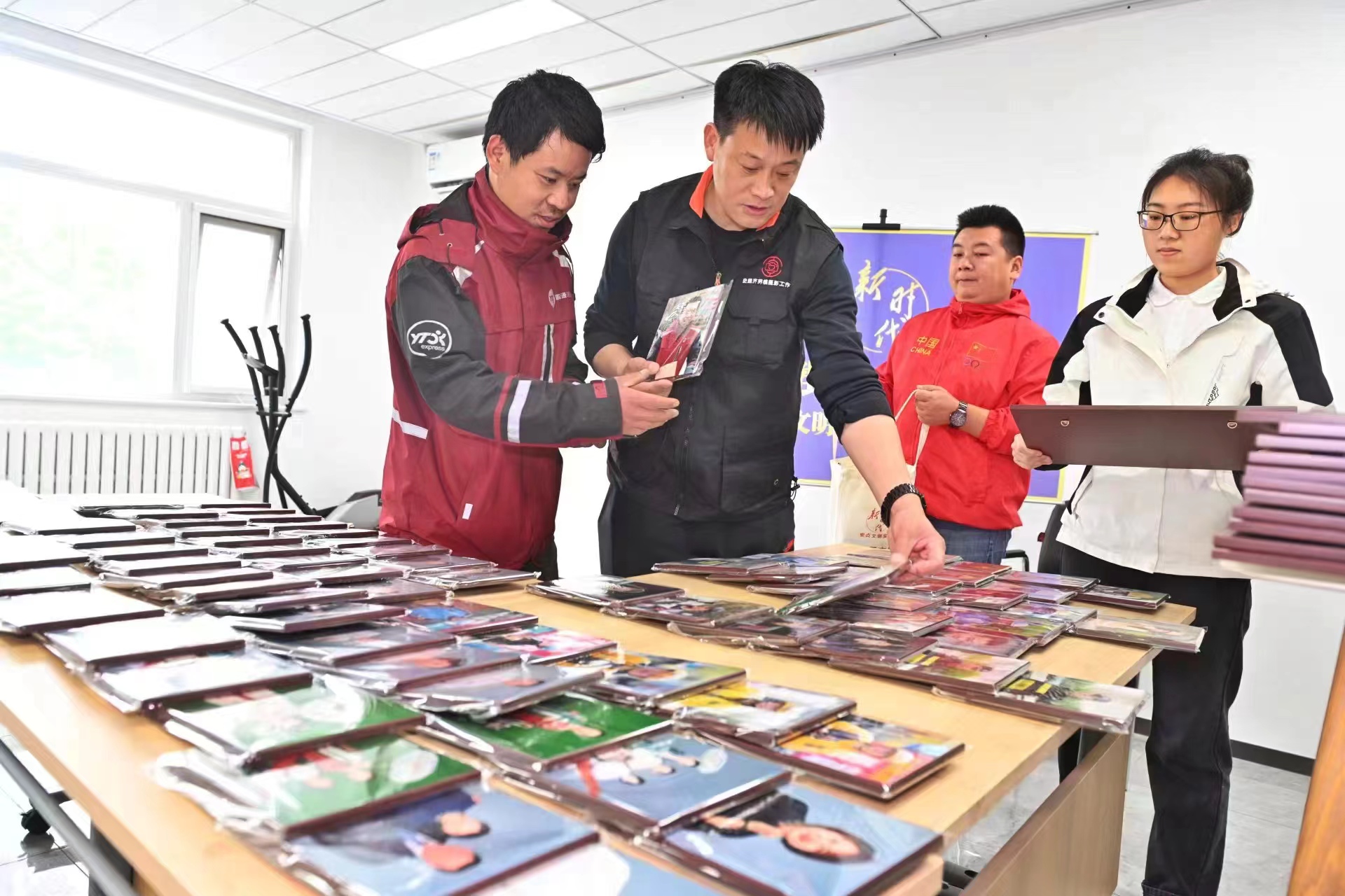 4月29日，朝陽區安貞街道「安貞最美微笑勞動者」公益攝影展展出200餘張照片。  新京報記者 王飛 攝