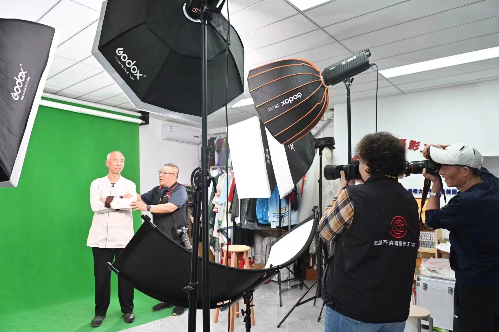 史超齊帶領他的誌願者團隊免費為一線勞動者拍攝「微笑肖像照」。  新京報記者 王飛 攝