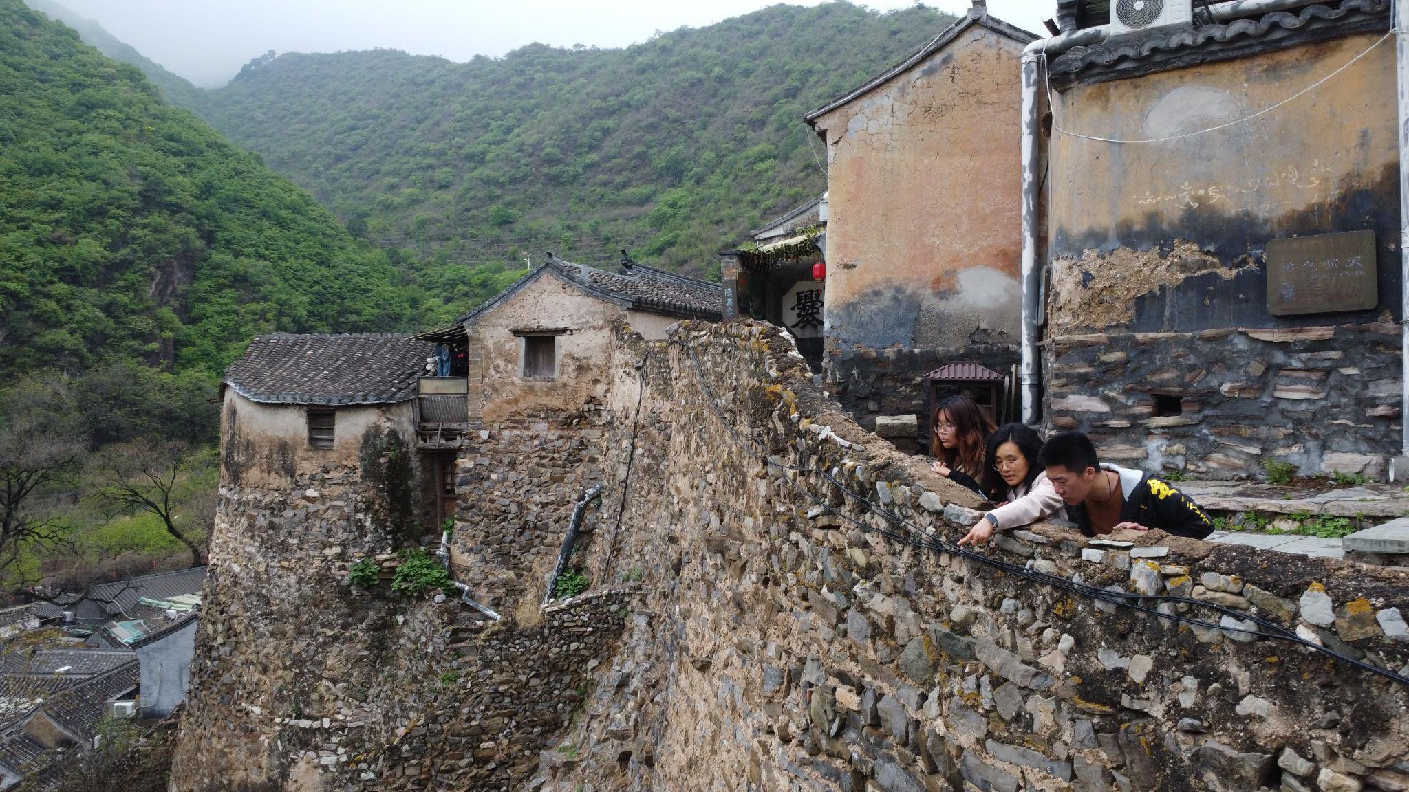 幾位遊客正在爨底下村眺望遠處的民居。新京報記者 周懷宗 攝