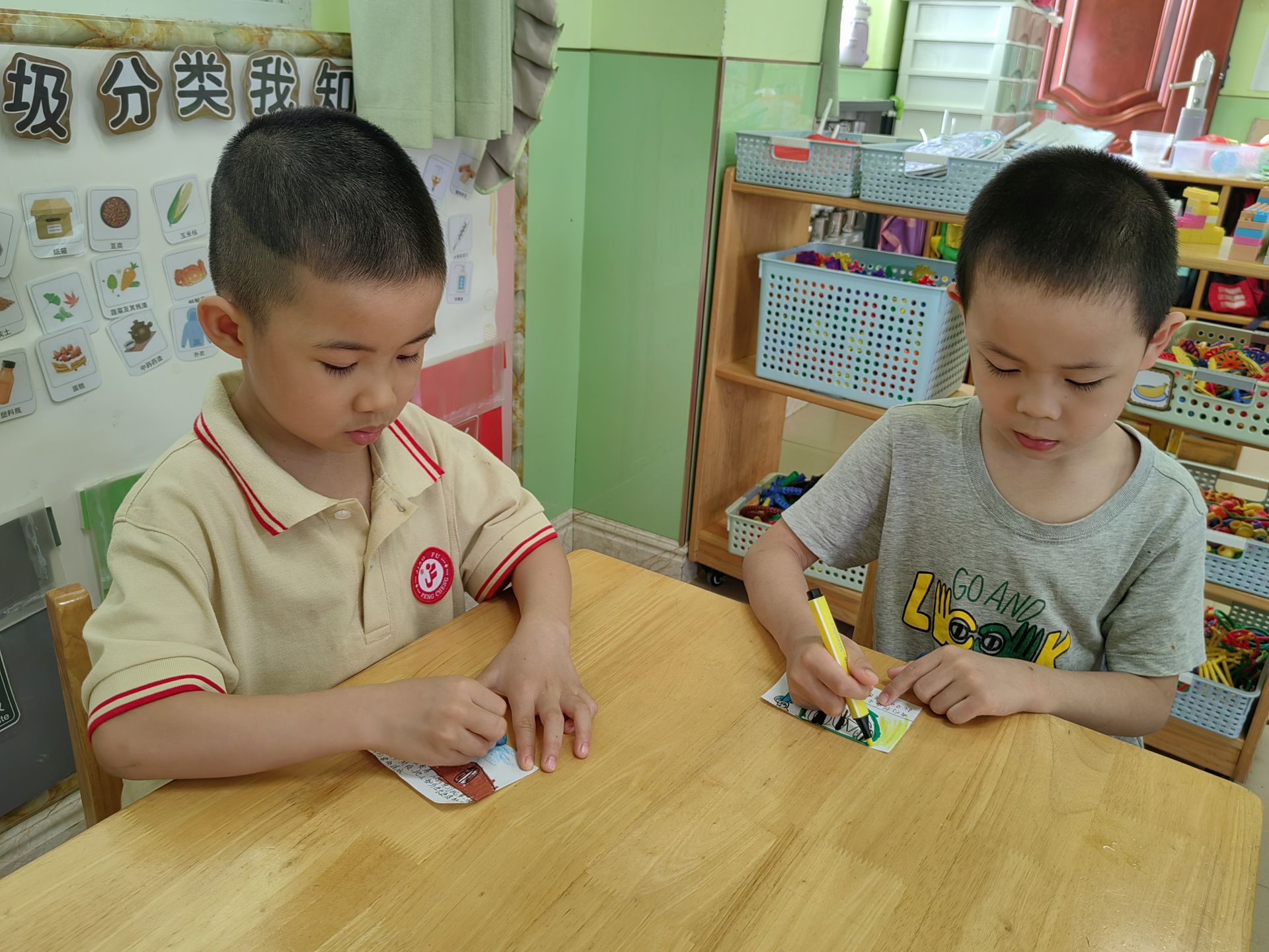 幼儿制作书签 。廖晴 摄