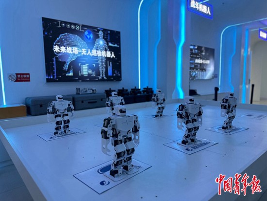     內蒙古建築職業技術學院產業數字化技術創新實驗中心的無人巡檢機器人。中青報·中青網記者 石佳/攝