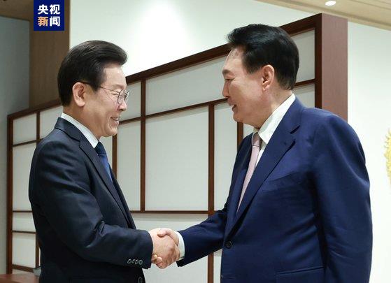 △南韓總統尹錫悅（右）和最大在野黨共同民主黨黨首李在明（左）