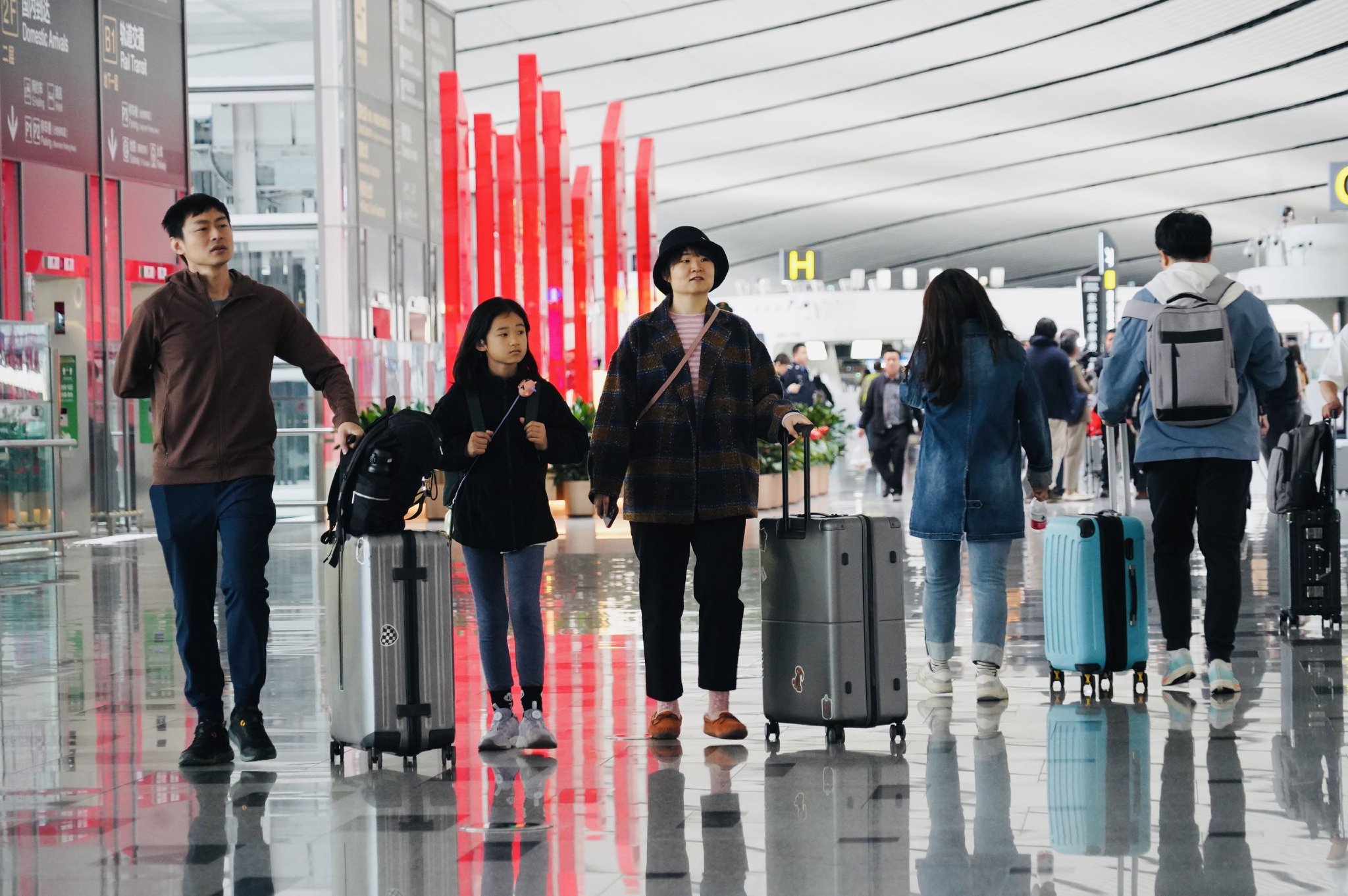 「五一「假期即將來臨，旅客們從大興機場乘機出發，開啟旅程。新京報記者 陶冉 攝