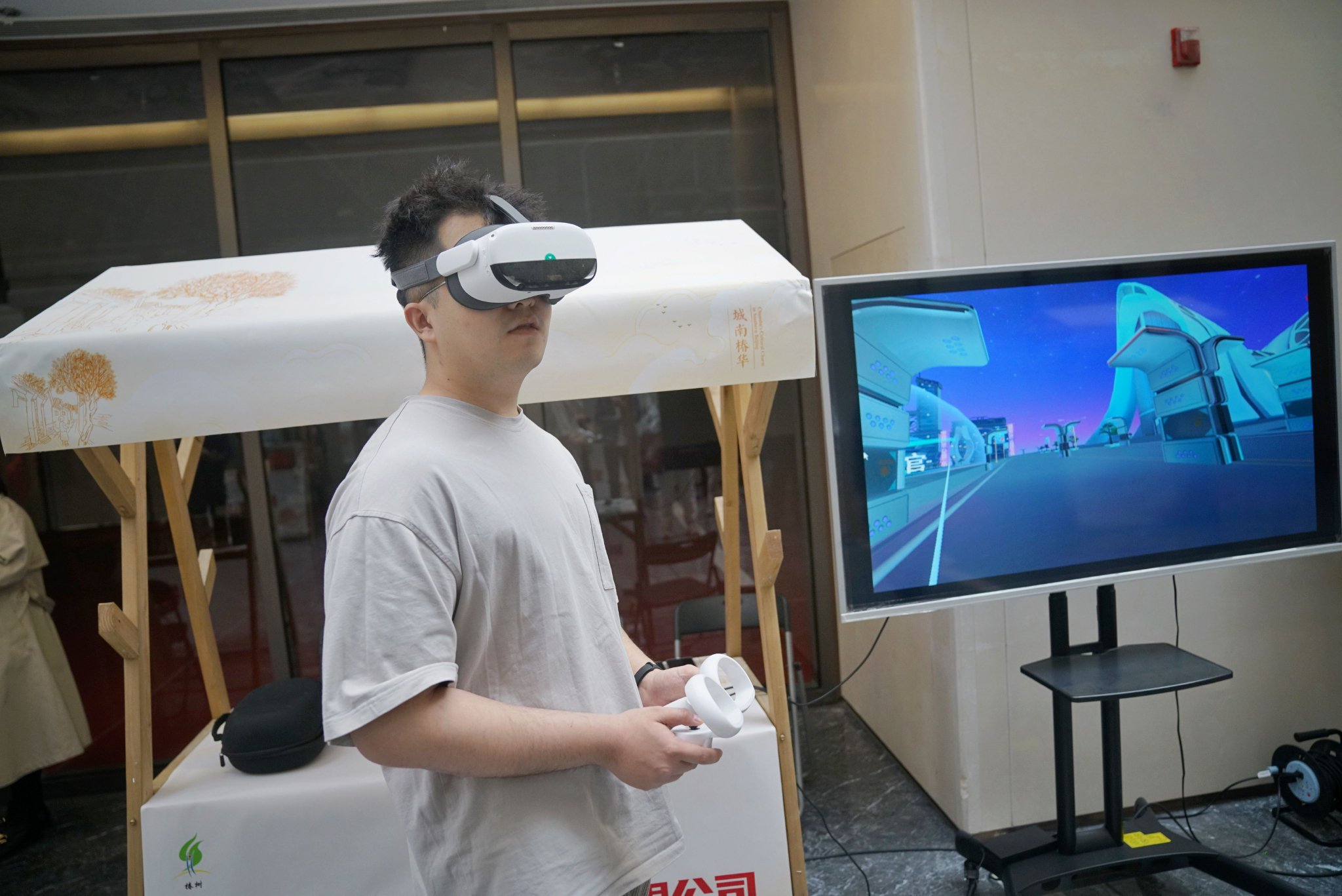 4月29日，西城區椿樹街道文化建設三年行動計劃發佈儀式上，一位男士體驗VR眼鏡，進入虛擬現實世界。新京報記者 薛珺 攝