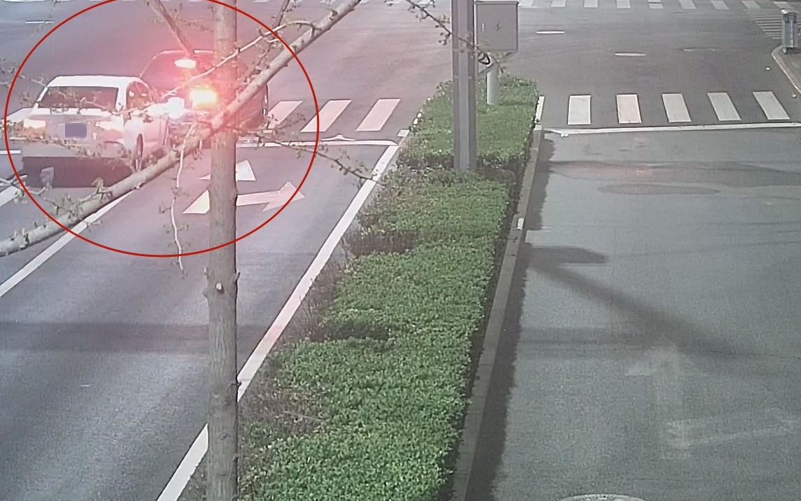 李先生行駛到十字路口被後面一輛白色轎車追了尾。圖源：通州警方