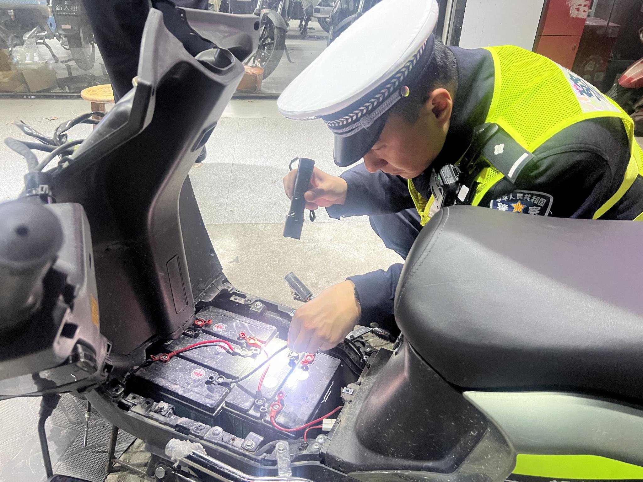 警方查獲的電動單車改造電池。圖源：上海警方