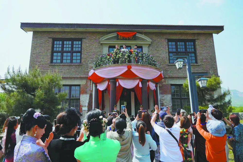 “百年古楼 段家风云”沉浸式互动演绎。刘尧 摄