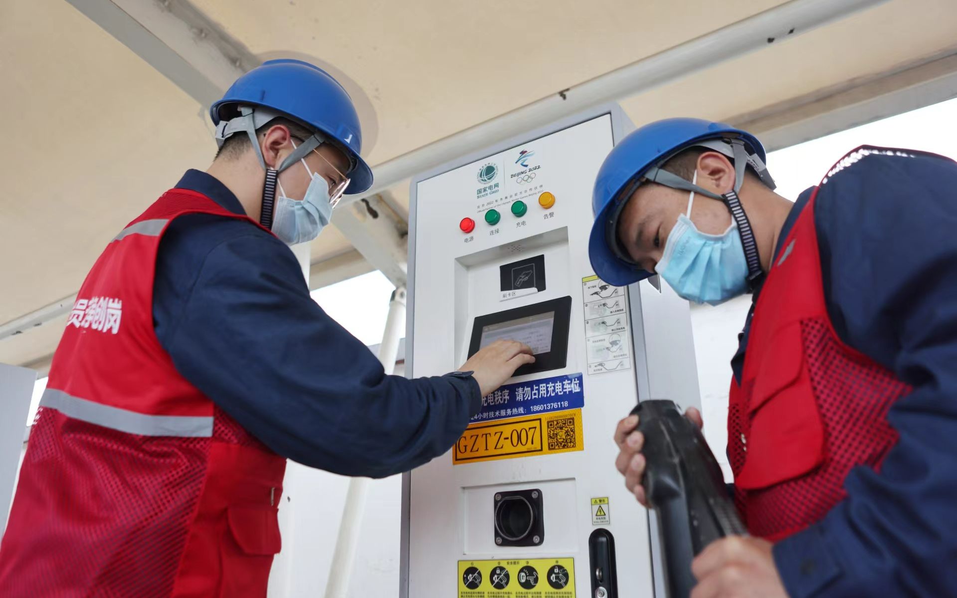 4月29日，京滬高速馬駒橋服務區，國網北京電力運維人員檢查充電設施。新京報記者 李木易 攝