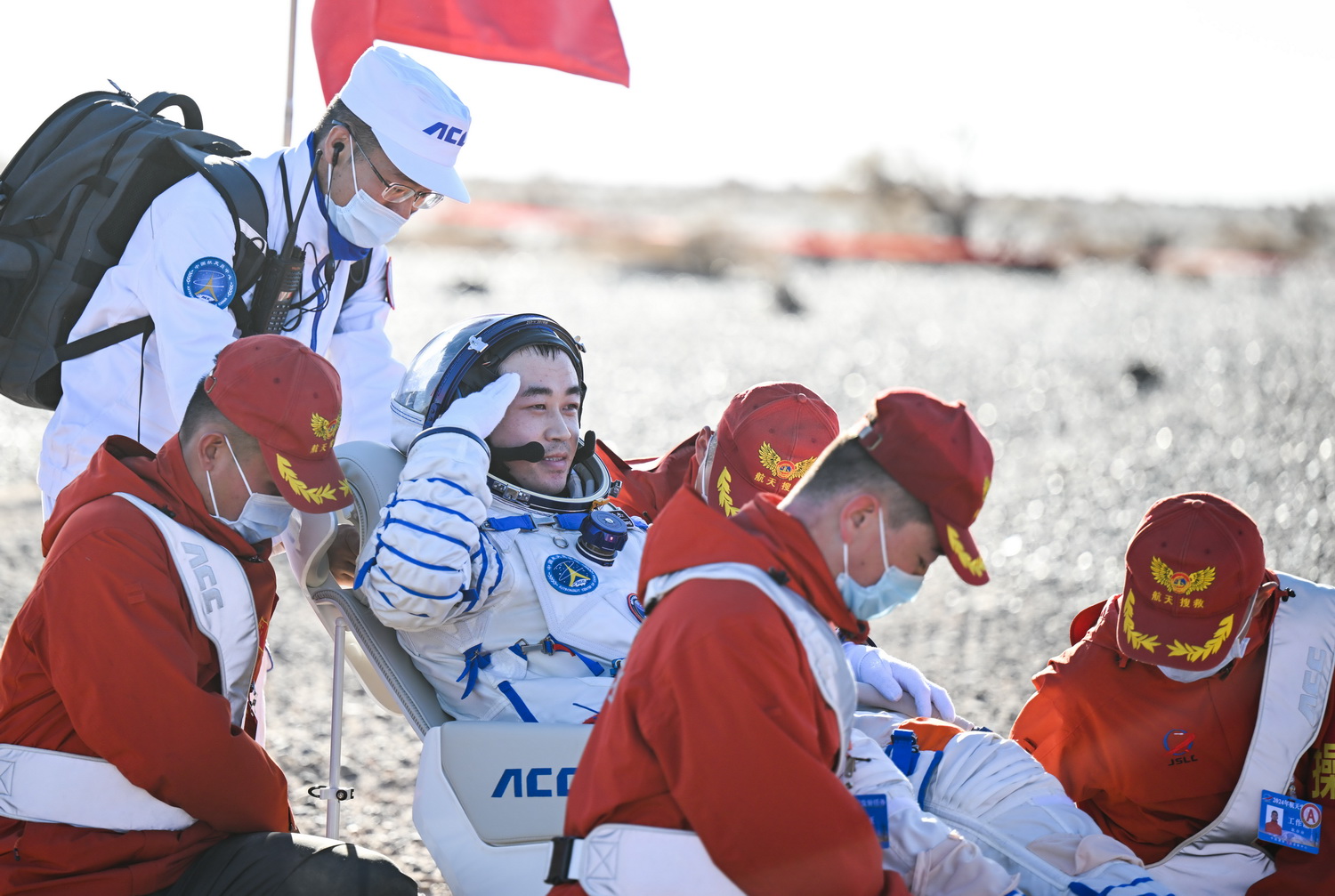 4月30日，神舟十七号航天员唐胜杰安全顺利出舱。