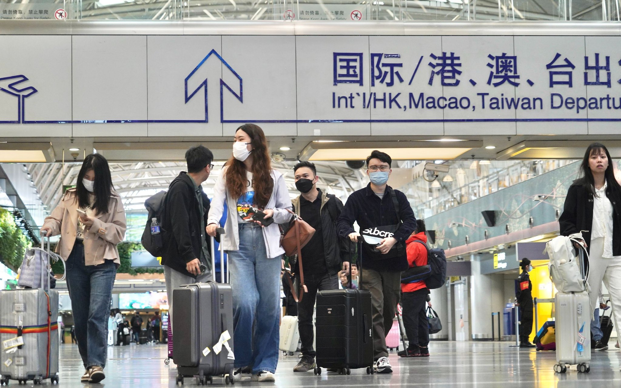 五一假期前夕，旅客開啟出境遊之旅。新京報記者 陶冉 攝