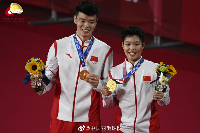 黃東萍（右）與王懿律獲得東京奧運會羽毛球混雙冠軍（圖片來源：中國羽毛球隊）