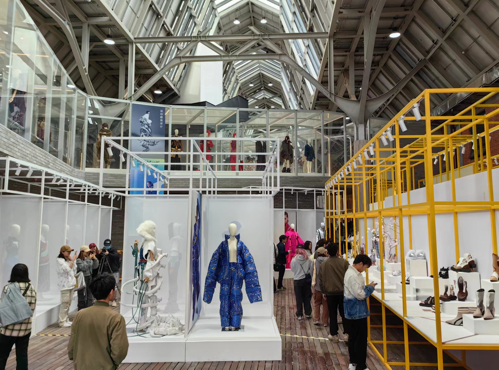 北京服裝學院本科生畢業作品展在龍徽1910文化創意產業園開幕。新京報記者 蘇季 攝