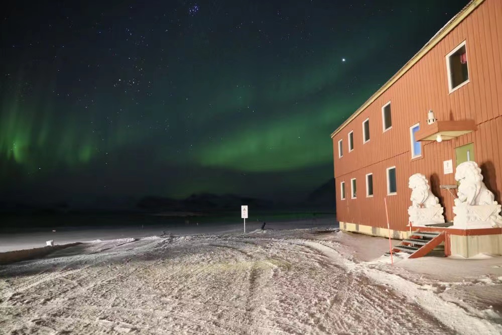 這是2023年11月10日拍攝的位於挪威新奧勒鬆的中國北極黃河站。新華社記者張玉亮攝