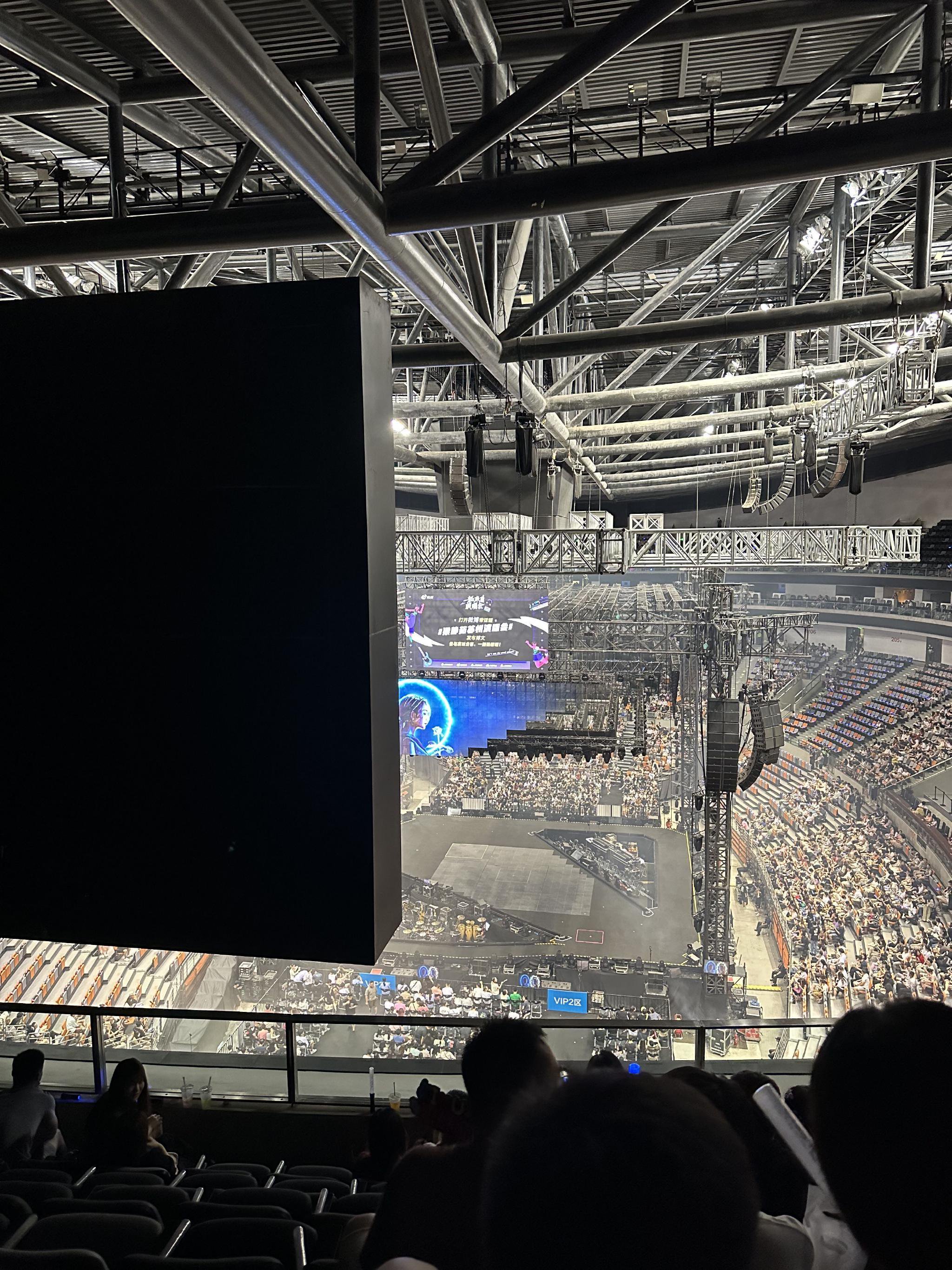 梁靜茹蘇州奧體中心演唱會，座位前方LED屏幕存在視線遮擋。圖/「啦啦啦」提供