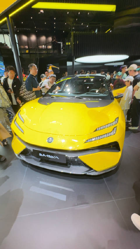 路特斯EMEYA 这个造型，有一说一的确非常炸裂，也非常的新颖独特