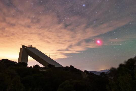 在美国基特峰天文台拍摄星空，拍到一个奇特的红色发光，有人知道这是什么吗？